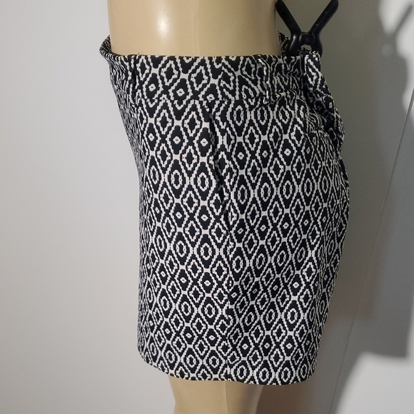 SPANX Black and White Bermuda Shorts with Geometric Pattern Size L - Picture 7 of 11